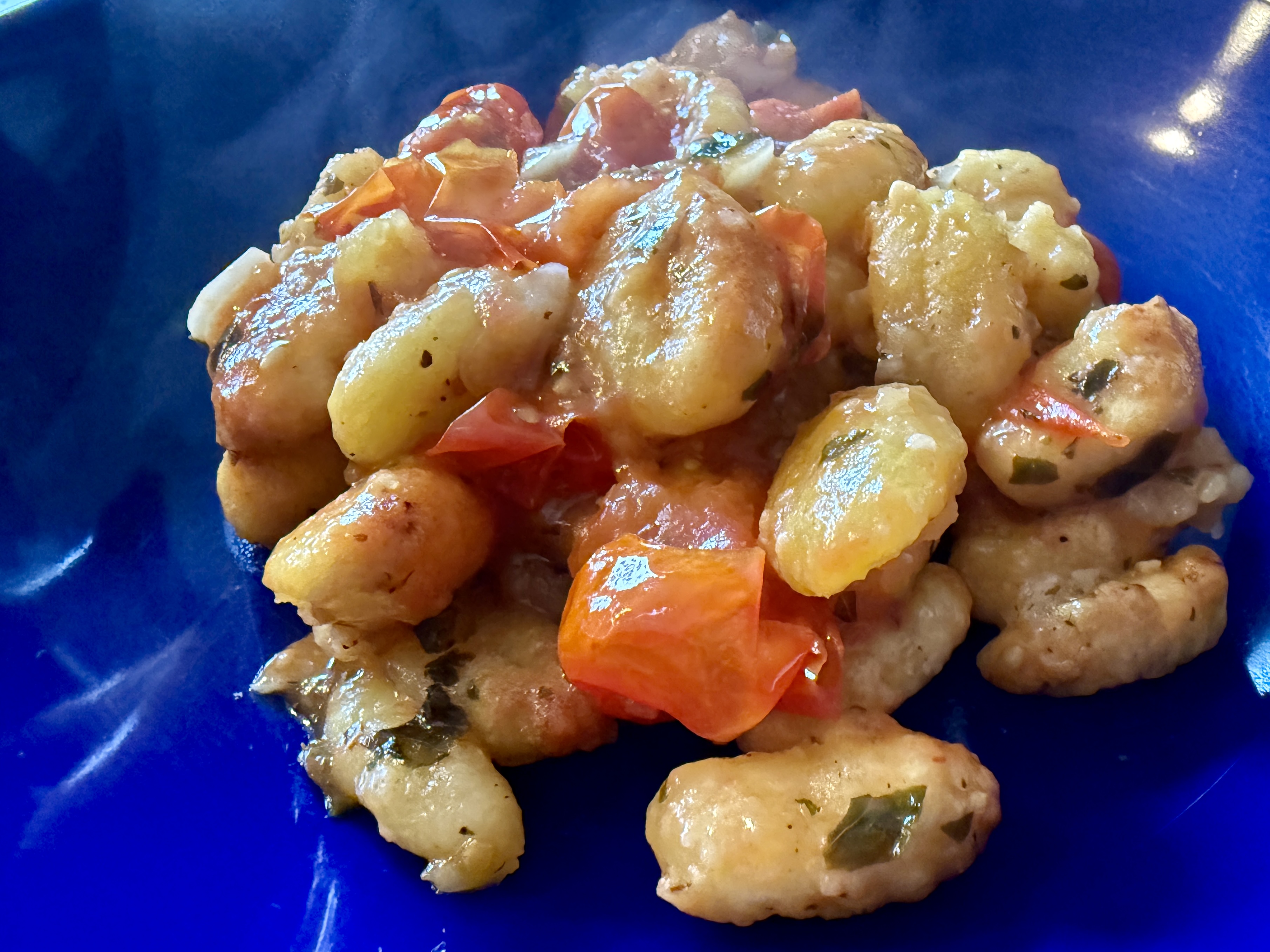 <i>Knusprige Parmesan-</i><i>Gnocchi mit Honig-</i><i>Rosmarin-Tomaten</i>